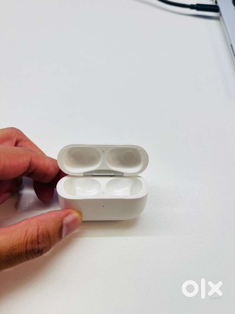 Apple Airpods Pro 1st gen Left Earbud and box in GOOD CONDITION