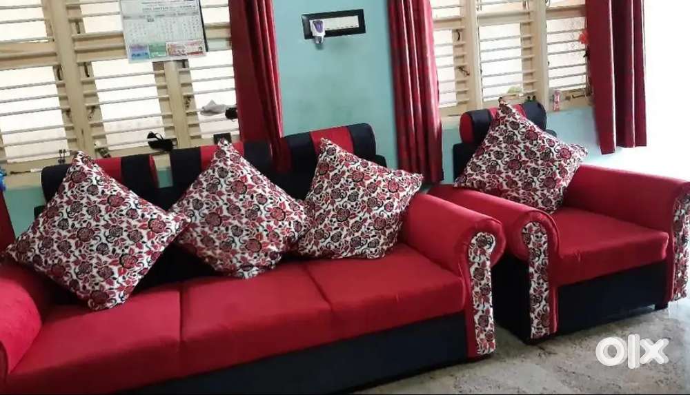 Sofa set maroon colour
