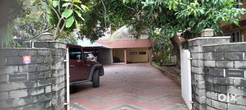 19 Cent Plot with 4500 Sq House Kacheripady