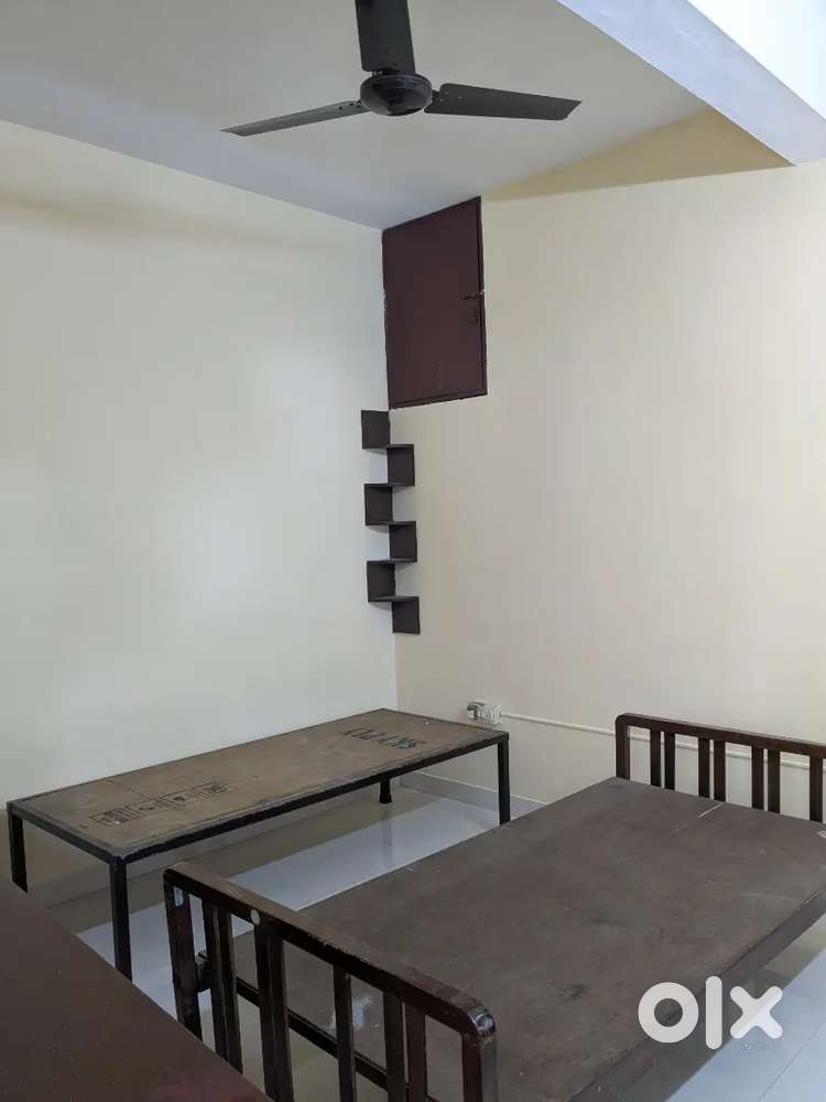 1 BED ROOM SEMIFURNISHED SINGLE GENTS THAMMANAM Rent 6500