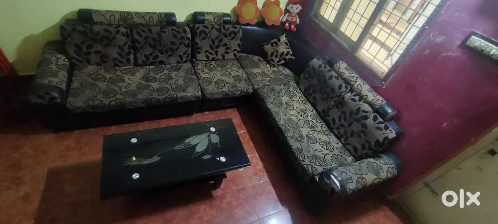 L Shape 6/7 seater sofa with glass center Table