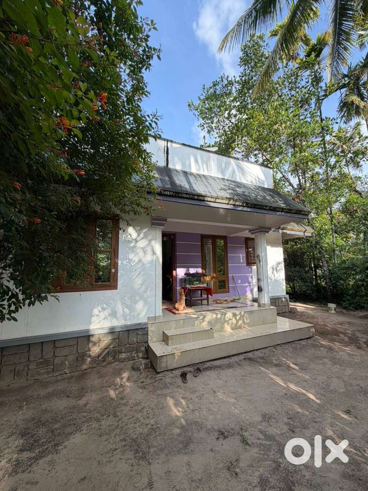 2 bedrooms’ 1 kitchen’ 1 bathroom’ 1 hall
