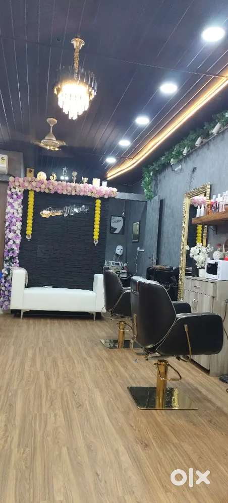 LOOKING FOR BEAUTICIAN, HAIR STYLIST GIRL