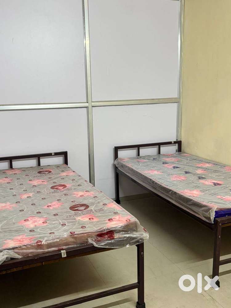 ️ Strong Iron Single Bed  Perfect for Hostel or PG  New Condition