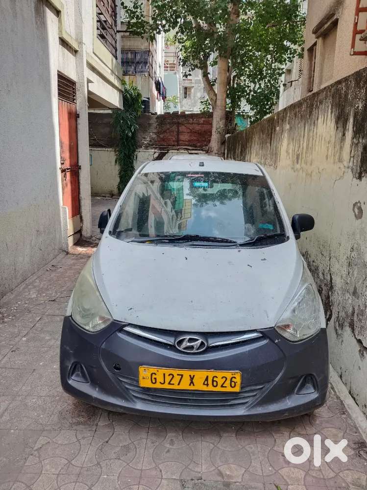 Hyundai EON TAXI PASSING CAR
