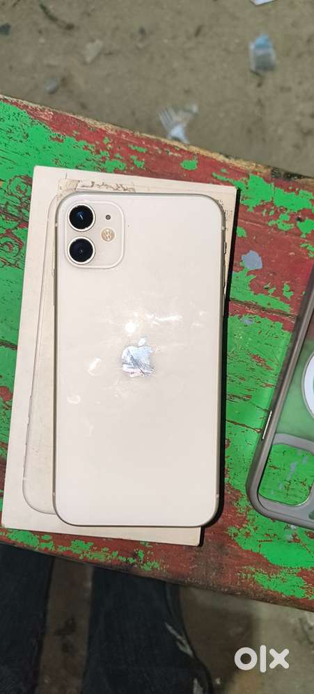 Iphone 11.      4/64