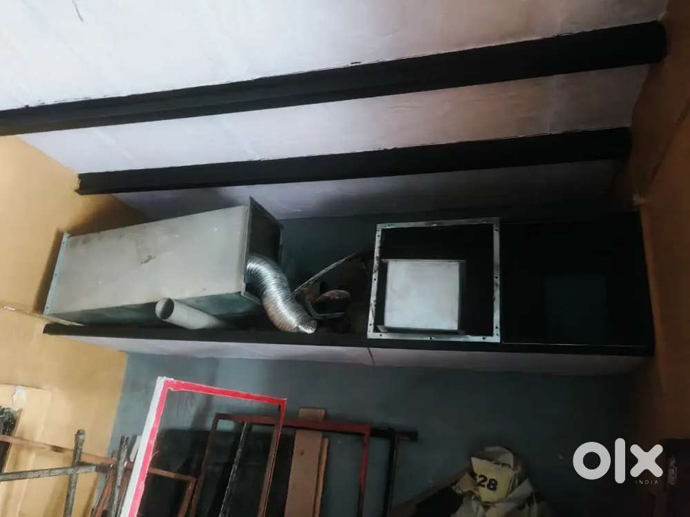 Restaurant chair and table or bhi bhut saman hai