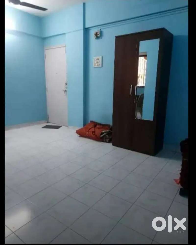 Required female Roommate