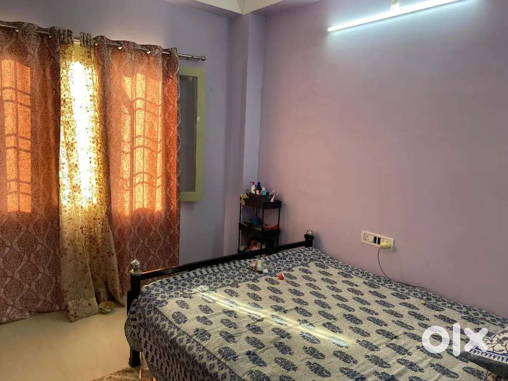A female roommate for one room