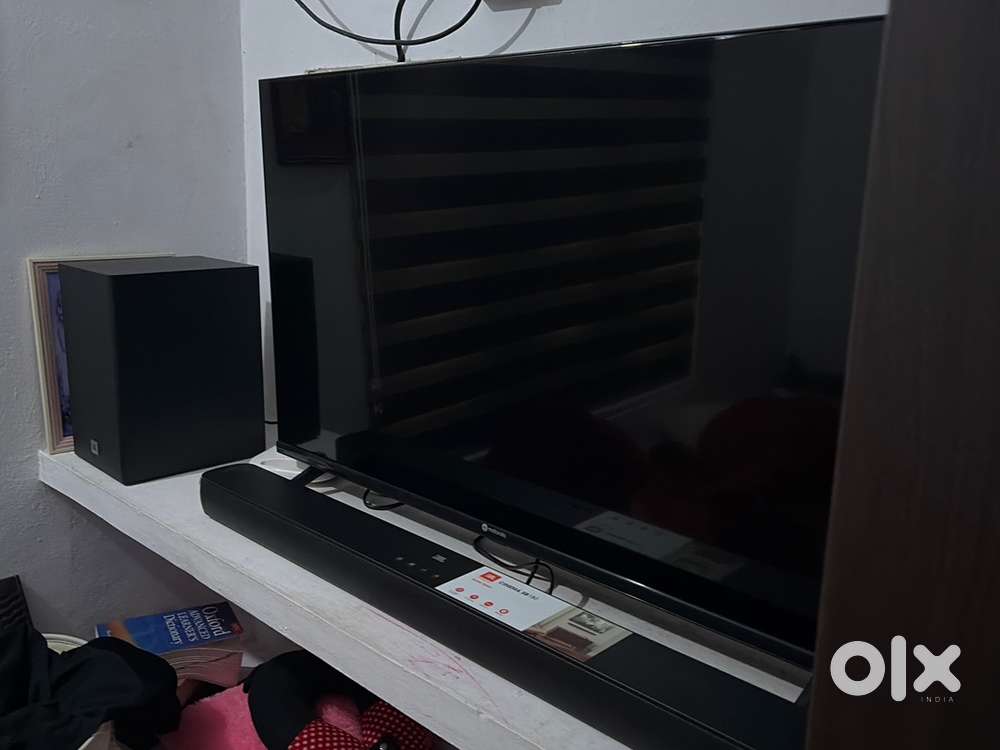 Led tv motorola 43 inch 2 months old plus jbl sound bar with box