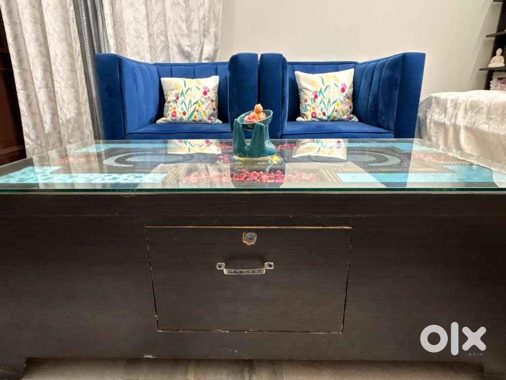 For Sale: 3+1+1 Sofa Set with Centre Table