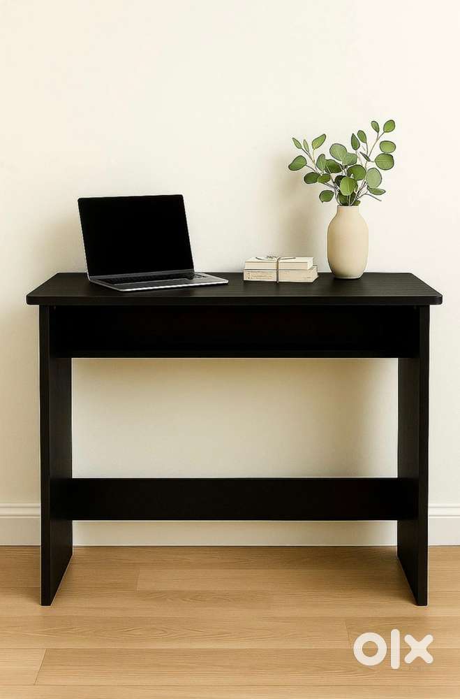 Premium Computer Table + Ergonomic Chair – Excellent Condition!