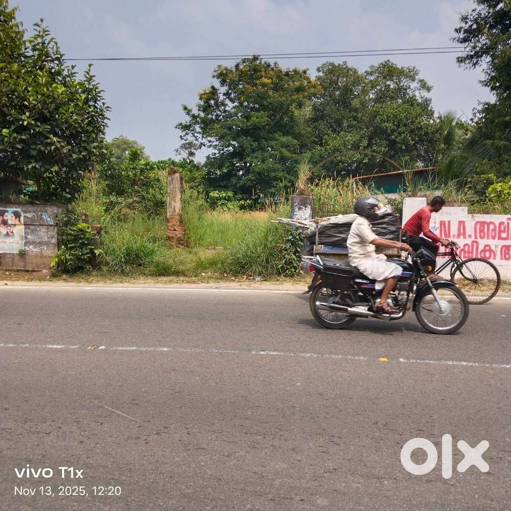 4.5cents commercial plot North paravoor