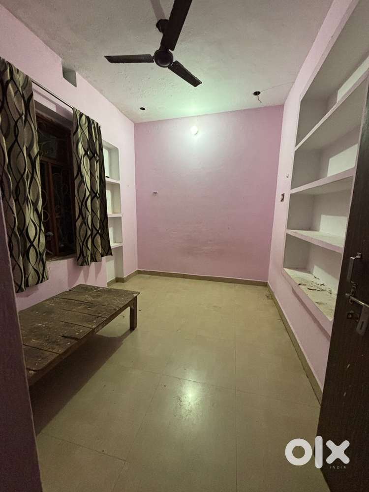 Free bed or fan.separate room and balcony share bathroom