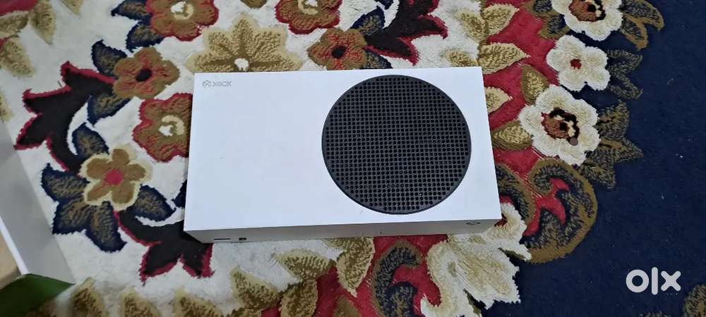 Selling Xbox Series S in excellent conditon
