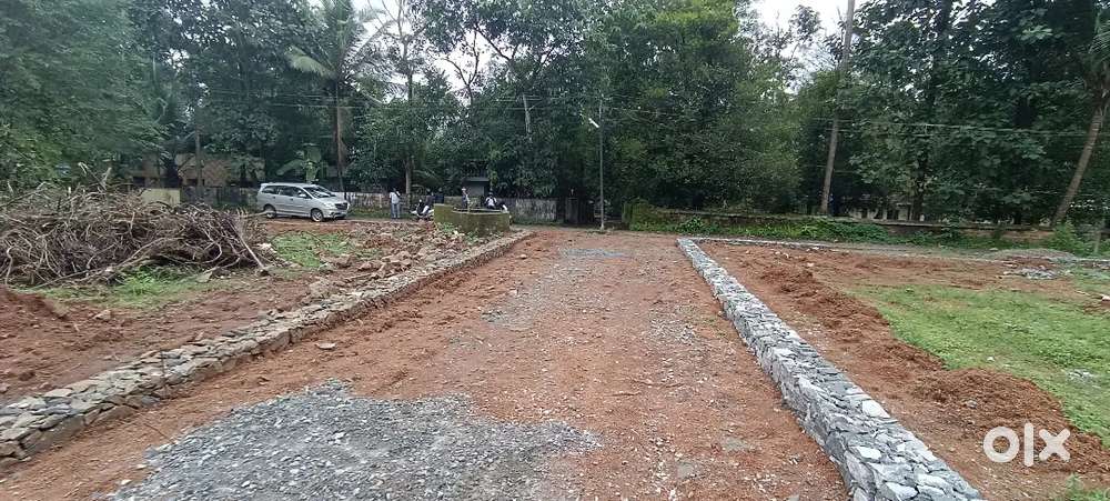 ചാലക്കുടി കൊരട്ടി പള്ളിക്ക് സമീപം 5, 6, 8, 10 സെൻ്റ്