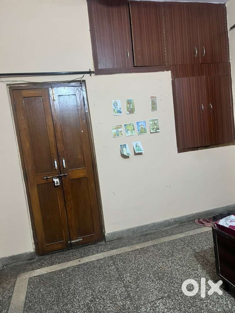Only female roommate needed near 12,22 red light noida, 2BHK ₹10,000