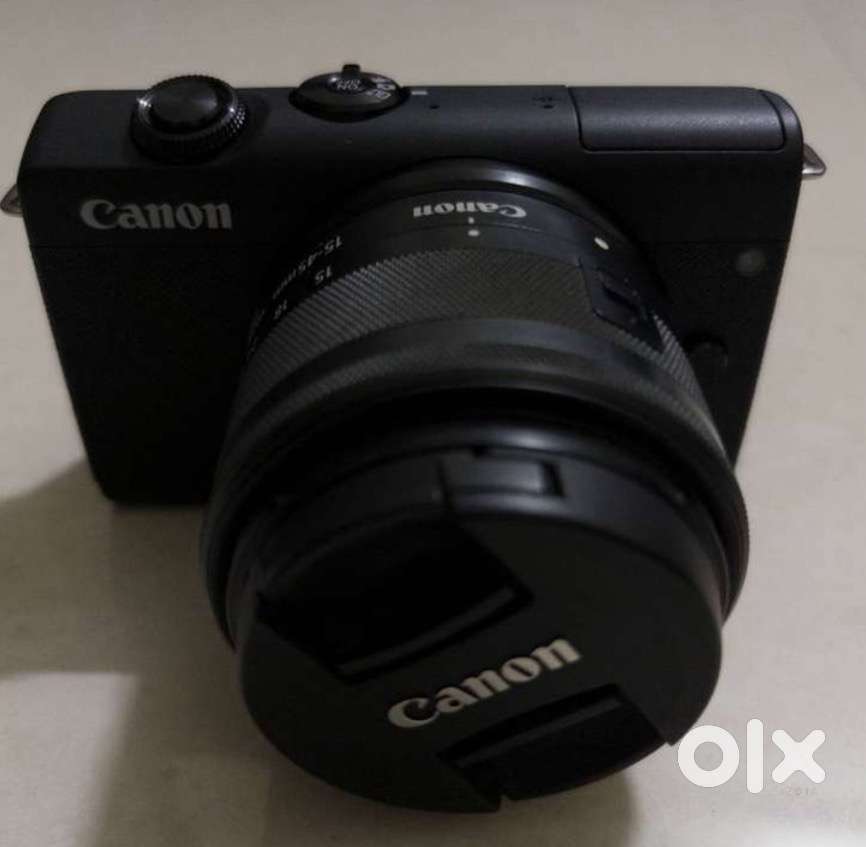 Canon camera m200 with bag, kit lens and charger