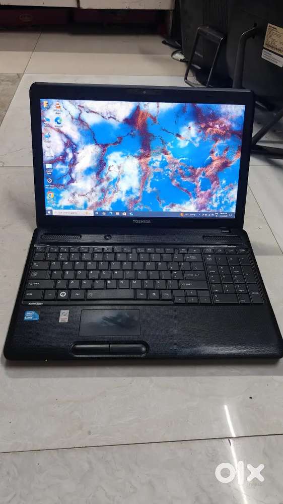 Toshiba i3 8gb ram 500gb hdd 16inch windows 10 original charger