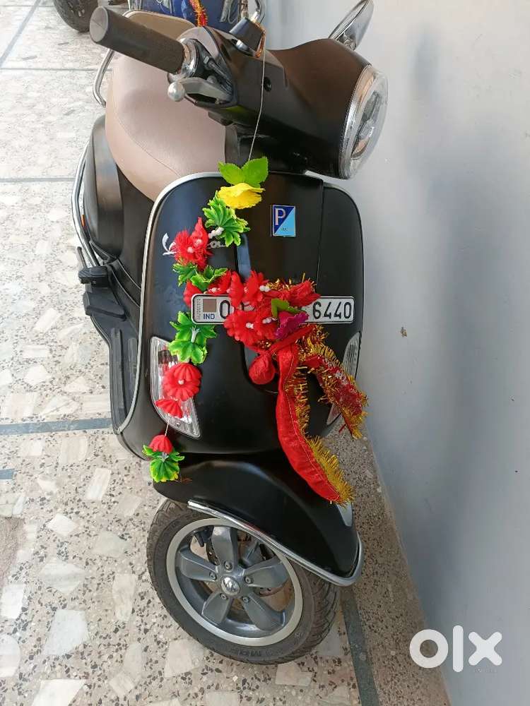 Vespa scooter 6th month old vehicle only.1400 km interest contact me.