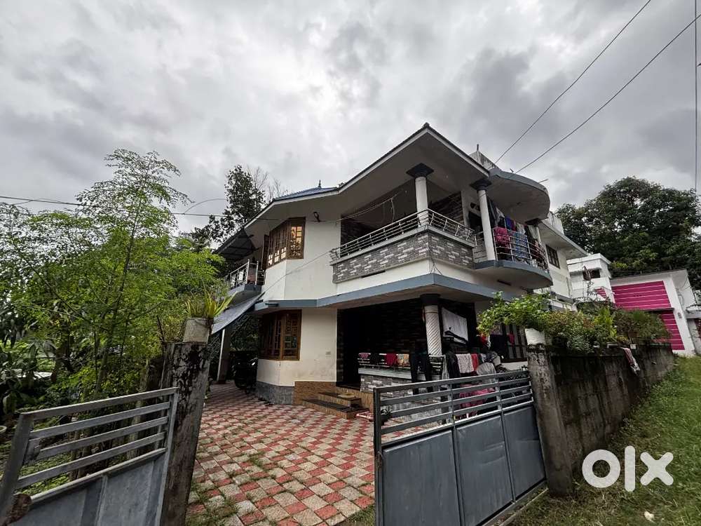 5 BHK 10 Year Old House for Sale at Perukavu Vizhavoor Main Route