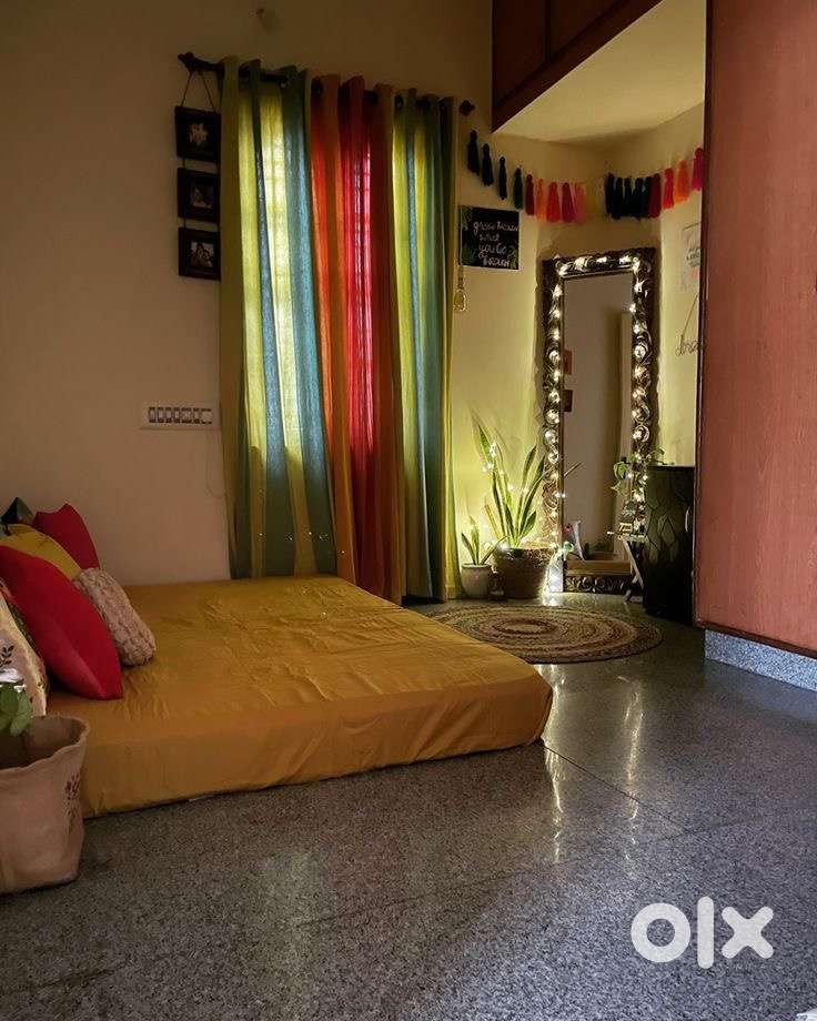 Need a female working roomate