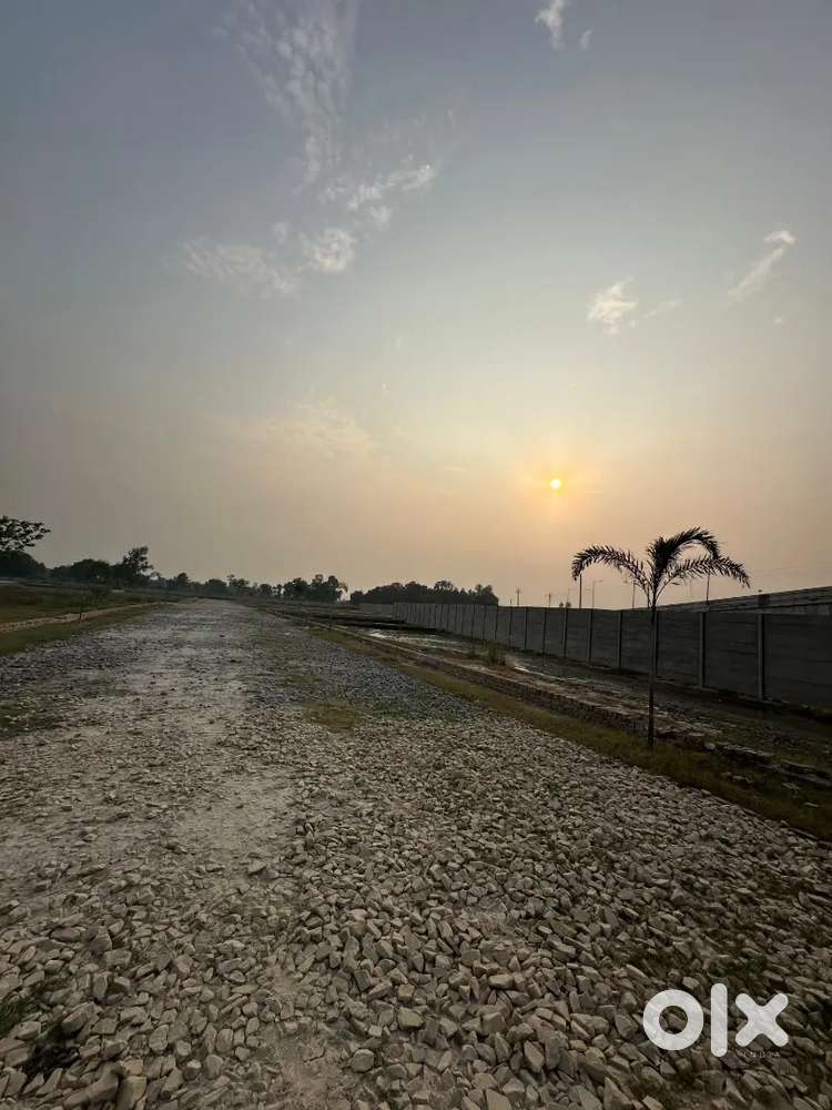 बिजली, पानी और सड़क की पूरी सुविधा वाला आवासीय प्लॉट।