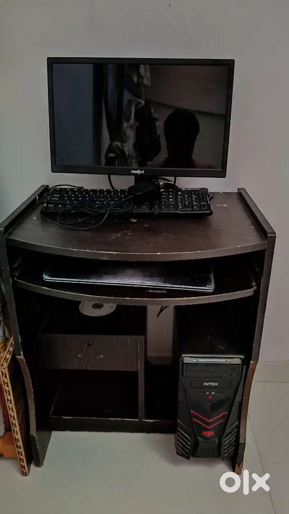 Core i3 assembled desktop with table