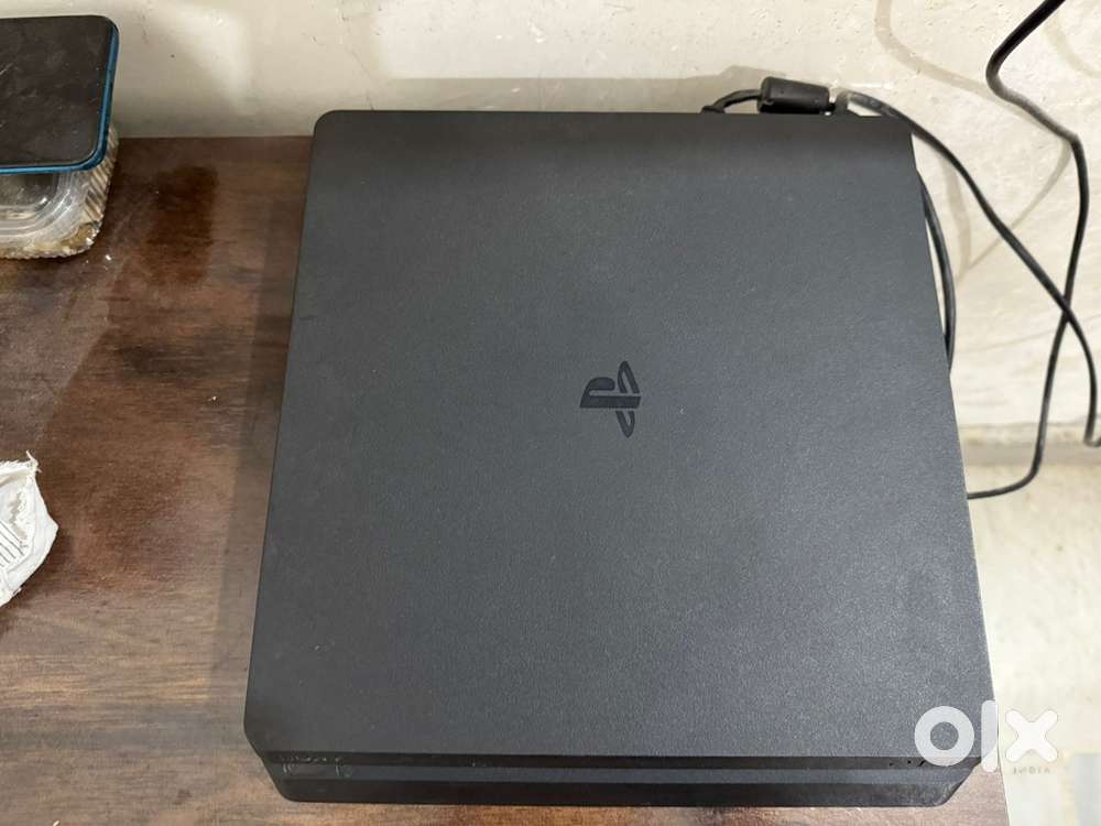 Ps4, Sony And 3 Controllers + games cds