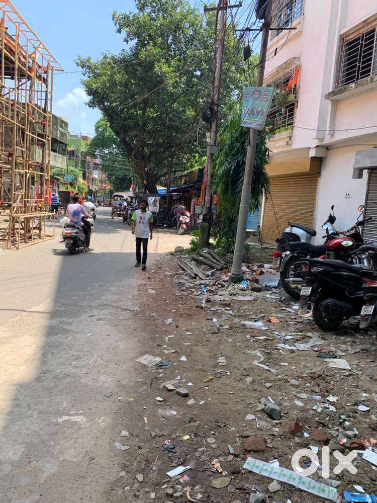 Road is 20 feet wide park circus station is 10 min