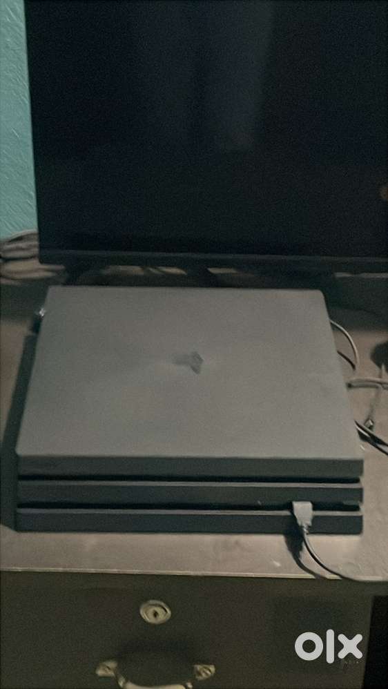 Ps4 pro 1 TB with one controller and 5 games