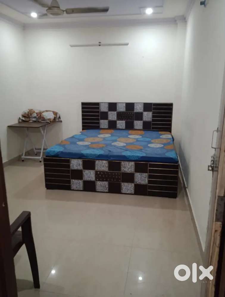 छत वाला फ्लैट यहां है 25 फिट के चोड़े रोड पर मेट्रो से 2 मिनट की दूरी