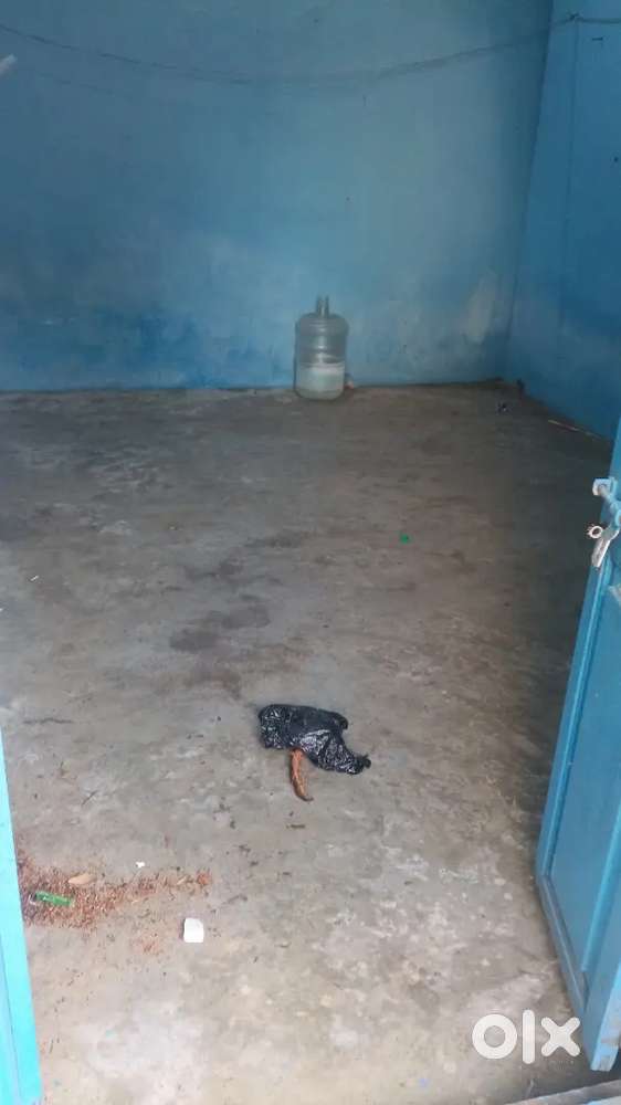 Single room with kitchen available for bachelors