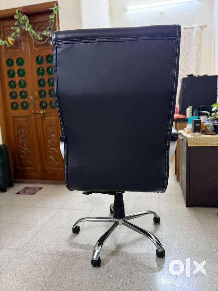 Executive office chair