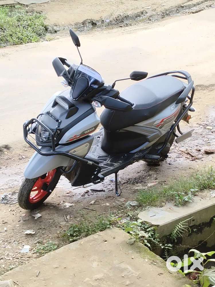 Yamaha ray zr 125 fi hybrid street rally