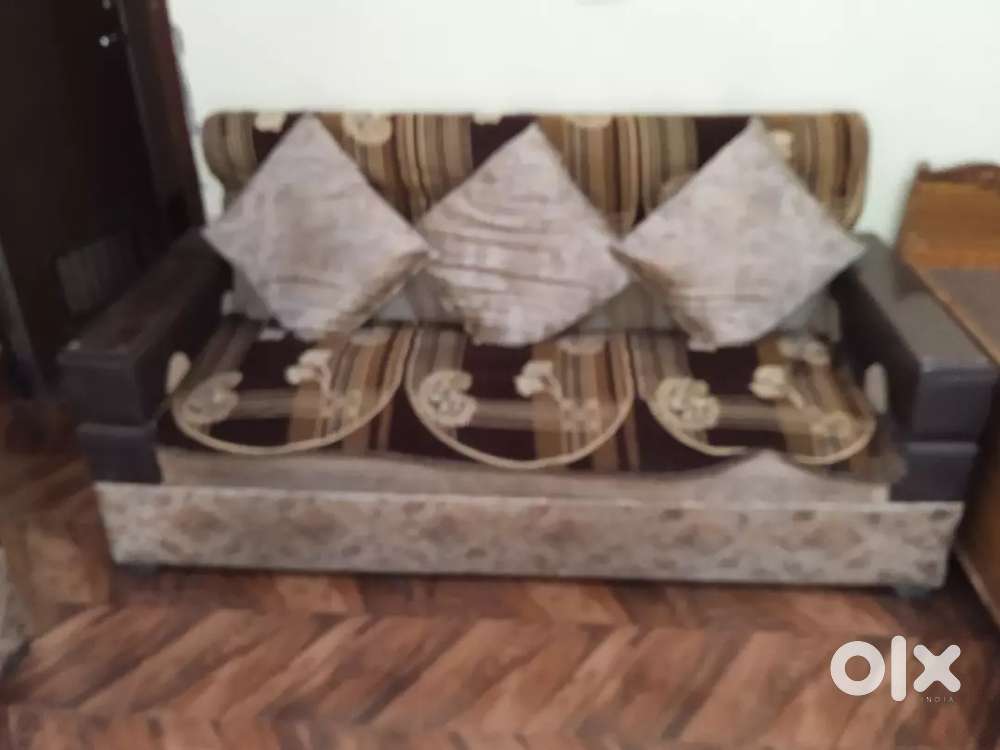 4&5 month old sofa set