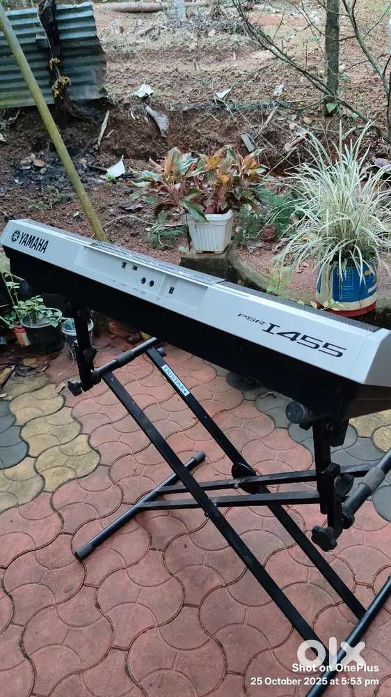 Keyboard Yamaha PsrI455 ( with dual stand)