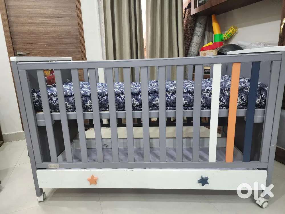 Baby crib / bed with unused mattress