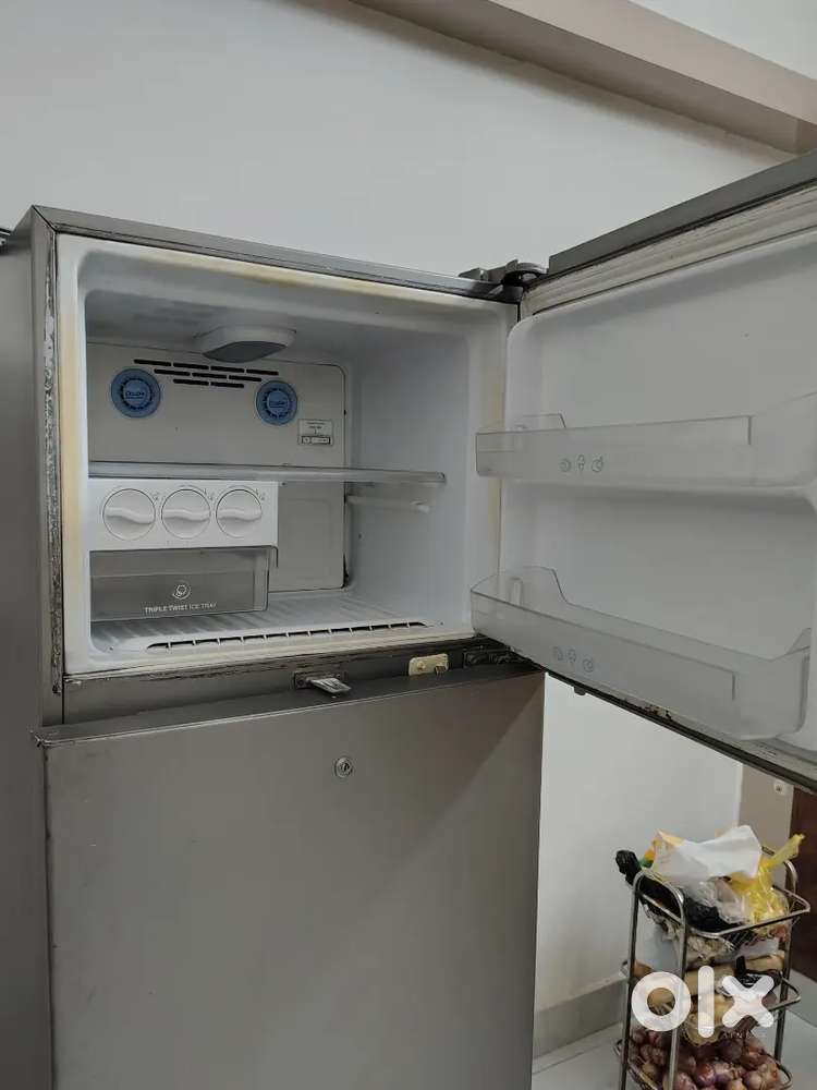 398 LITER LG FRIDGE DOUBLE DOOR ..GAS LEAK