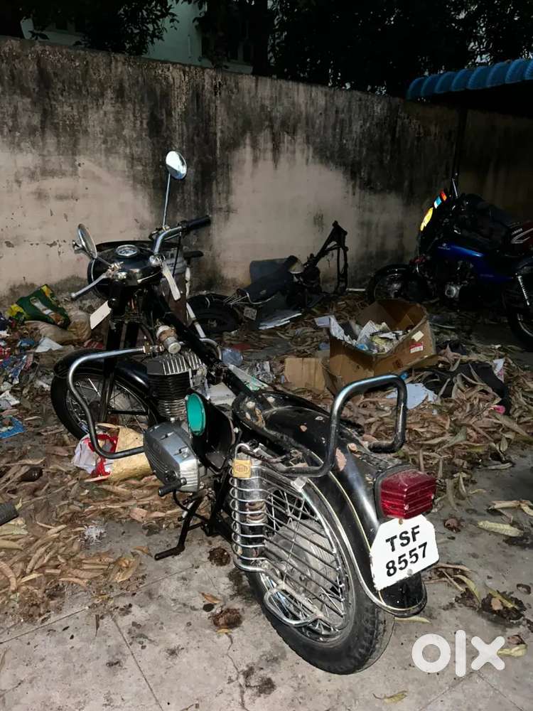 Yezdi cl2 black colour