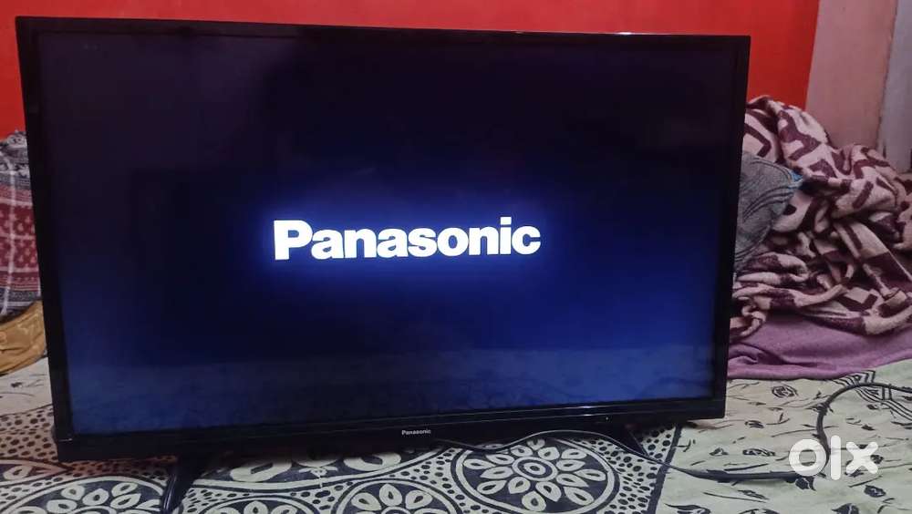 Panasonic 32 inch led tv..line on display