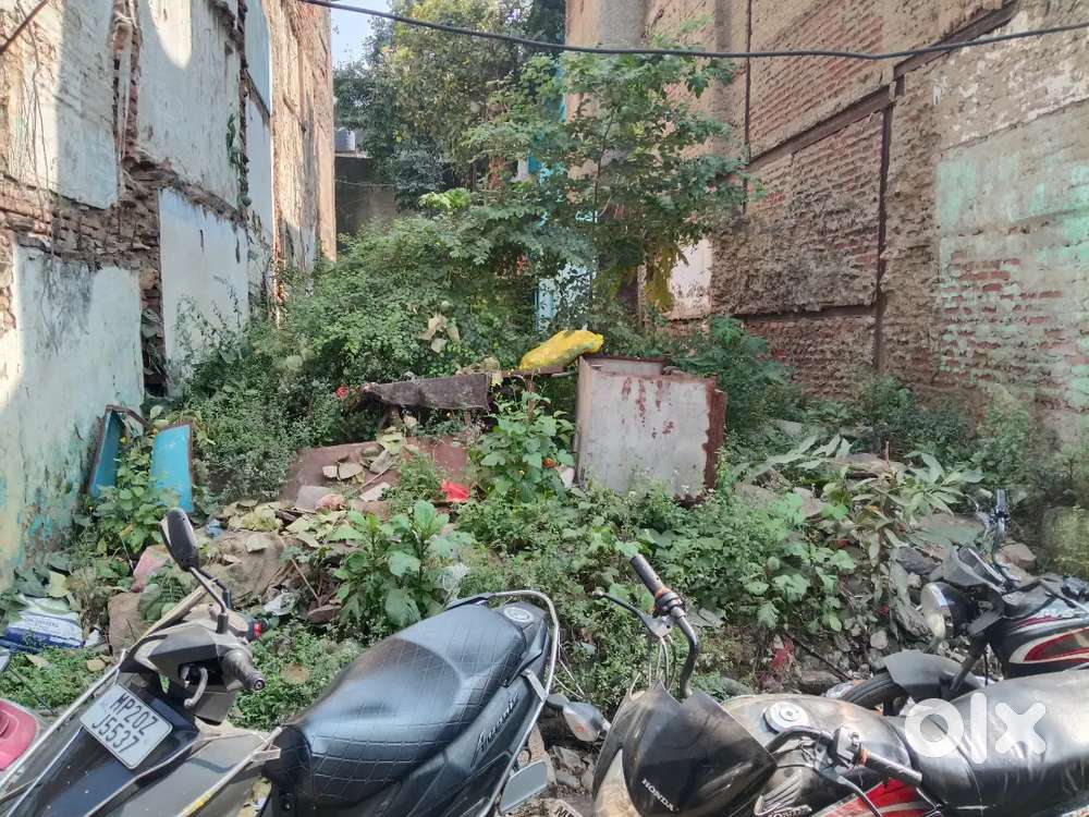 Jisko bhi plot lena ho wo sampark kare main bajar mein