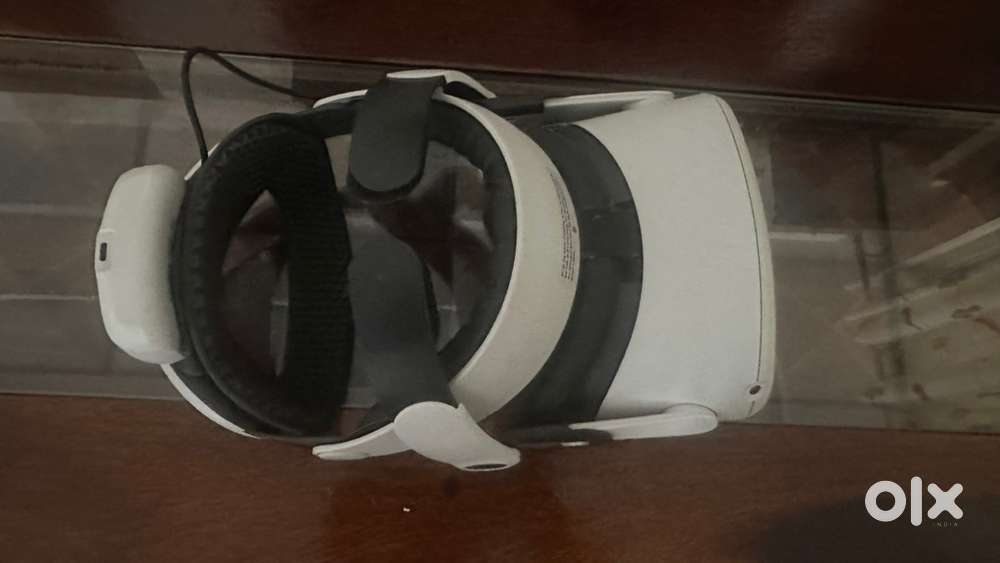 Oculus Quest 2 with Head Back up charger