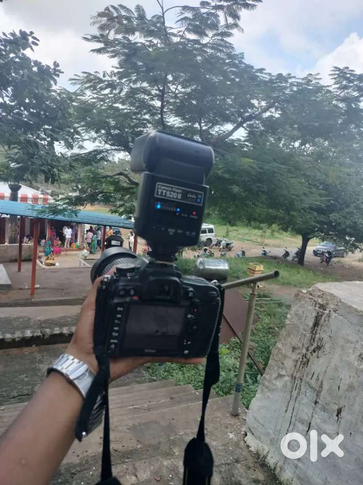 Nikon D7000 camera without flash with bag