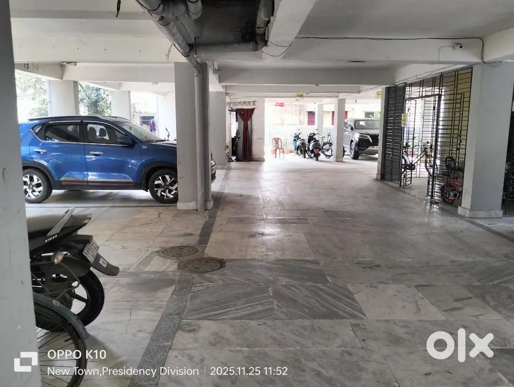 2 bhk flat available in Newtown area.