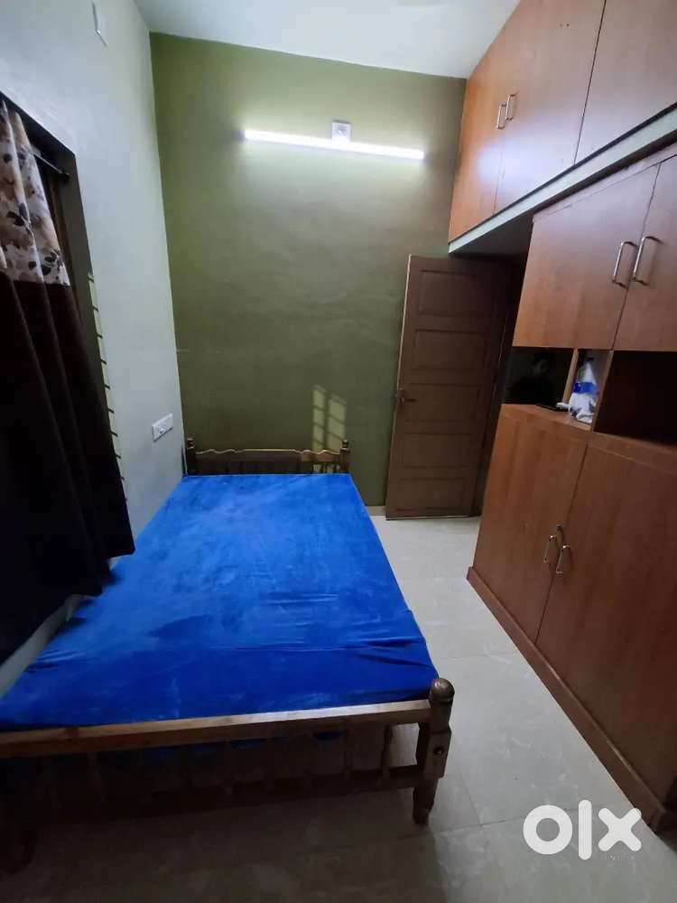 Ladies PG near thampanoor with food