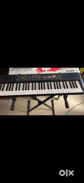 YAMAHA PSR-F52 PORTABLE KEYBOARD WITH 61 KEYS.