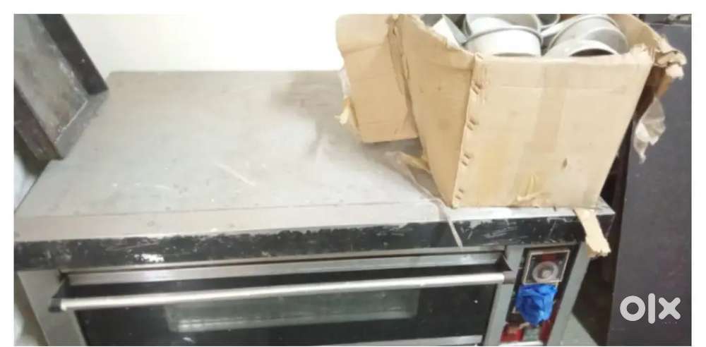 Cake counter with oven