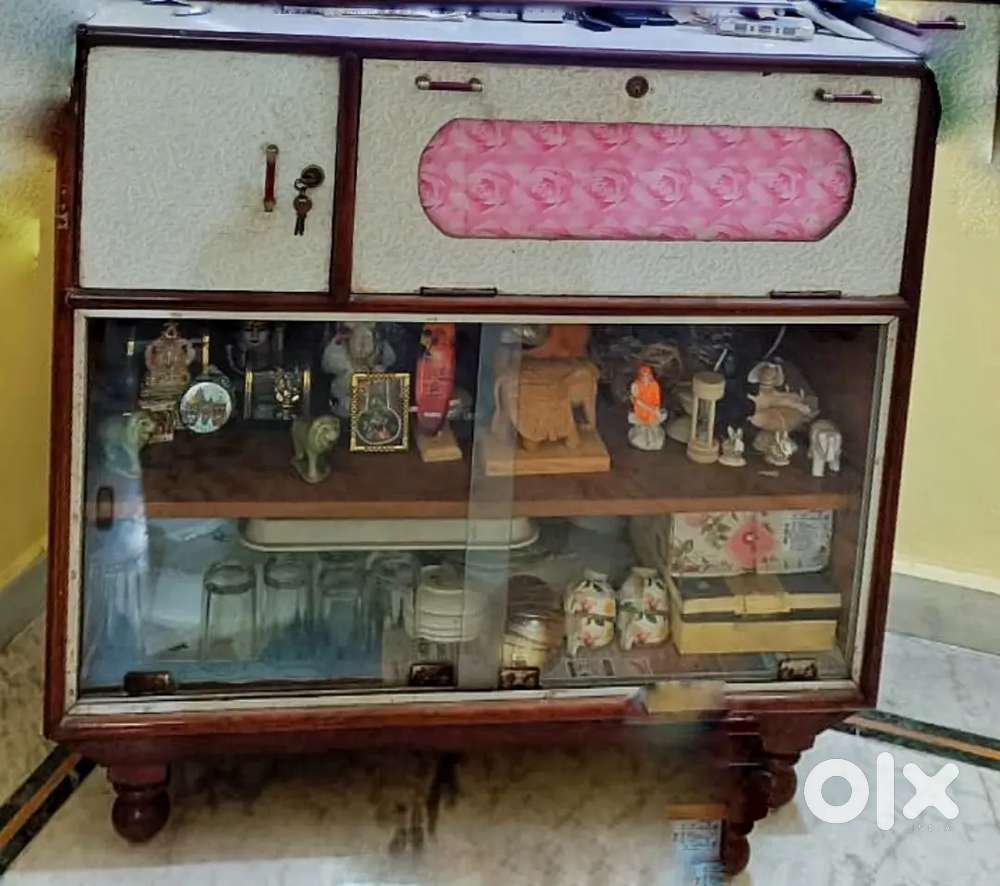 Vintage wooden showcase - strong and stylish