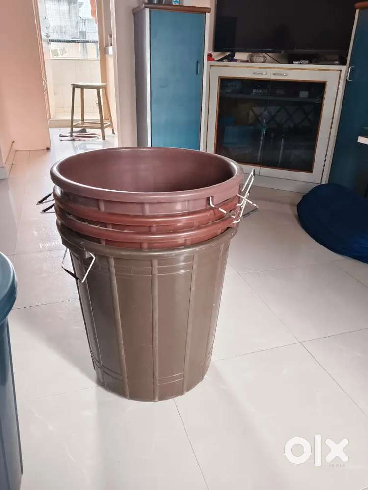 Plastic bucket